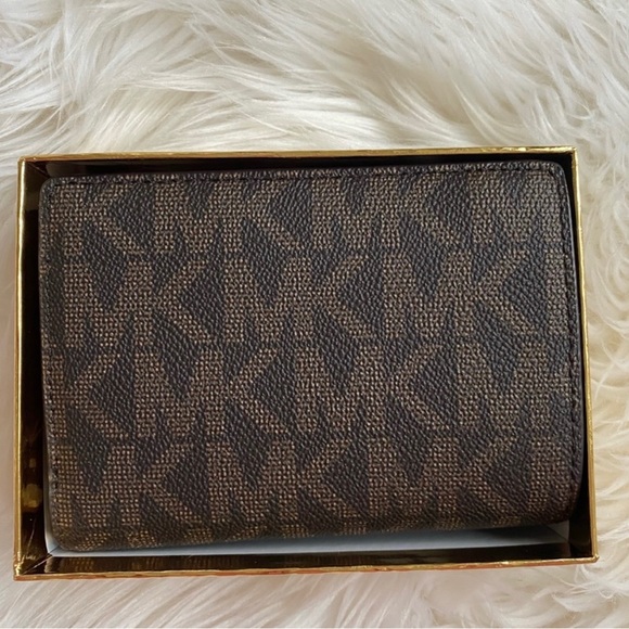 New! Michael Kors wallet - Picture 2 of 7